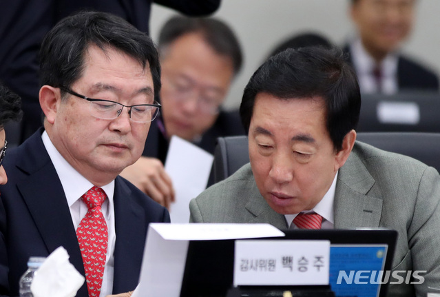 【서울=뉴시스】김진아 기자 = 국회 국방위원회 자유한국당 간사인 백승주 의원과 김성태 원내대표가 12일 서울 용산구 합동참모본부에서 열린 국회 국방위원회 합동참모본부 국정감사에서 논의하고 있다. 2018.10.12. bluesoda@newsis.com