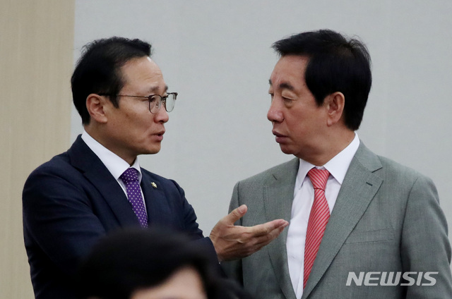 【서울=뉴시스】김진아 기자 = 더불어민주당 홍영표 원내대표(왼쪽)와 자유한국당 김성태 원내대표가 12일 서울 용산구 합동참모본부에서 열린 국회 국방위원회 합동참모본부 국정감사에서 논의하고 있다. 2018.10.12. bluesoda@newsis.com