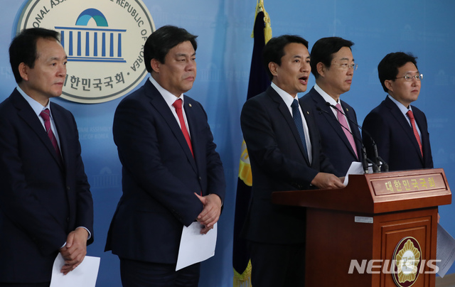 【서울=뉴시스】고승민 기자 = 국회 정무위원회 소속 자유한국당 의원들이 12일 오후 서울 여의도 국회에서 금융위원회의 더불어민주당 민병두(정무위원장) 의원실 비서관 노모 씨 채용 관련 기자회견을 하고 있다.왼쪽부터 성일종, 김선동, 김진태, 김종석, 김용태 의원. 2018.09.12.kkssmm99@newsis.com