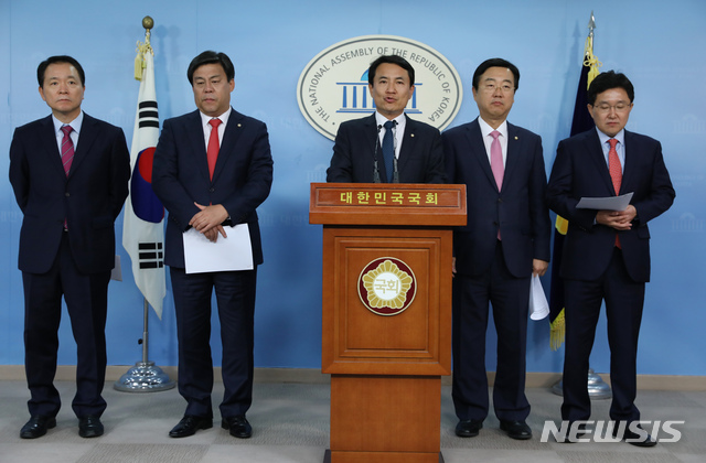 【서울=뉴시스】고승민 기자 = 국회 정무위원회 소속 자유한국당 의원들이 12일 오후 서울 여의도 국회에서 금융위원회의 더불어민주당 민병두(정무위원장) 의원실 비서관 노모 씨 채용 관련 기자회견을 하고 있다.왼쪽부터 성일종, 김선동, 김진태, 김종석, 김용태 의원. 2018.09.12.kkssmm99@newsis.com