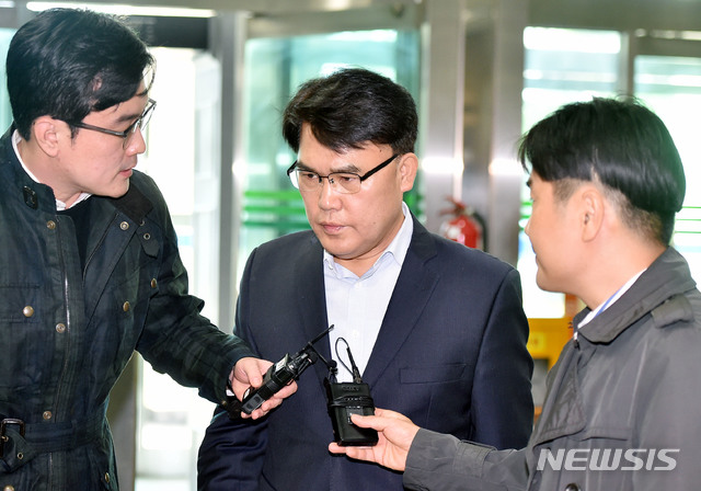 【대구=뉴시스】우종록 기자 = 6·13 지방선거 대구시장 경선 과정에서 불법 여론조사에 관여한 혐의를 받는 이재만 전 최고위원이 영장실질심사를 받기 위해 지난달 12일 오후 대구 수성구 범어동 대구지방법원으로 들어서고 있다. 2018.11.12. wjr@newsis.com