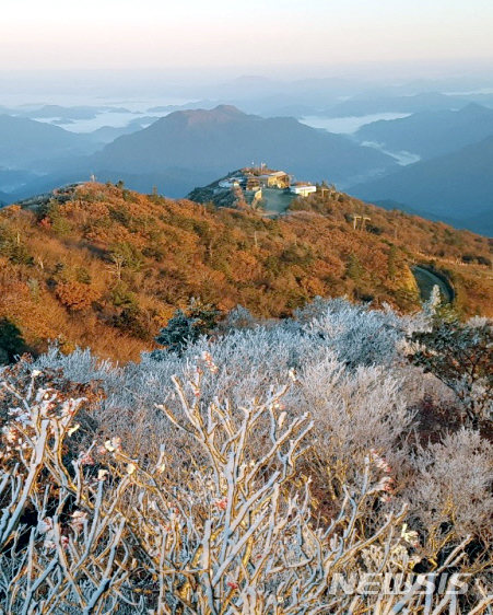 【전주=뉴시스】강인 기자 = 12일 전북 무주군 덕유산 정상 부근에 올 가을 첫 상고대(나무서리)가 맺혔다.2018.10.12 (사진=덕유산국립공원 제공)kir1231@newsis.com