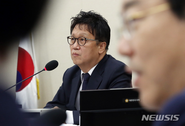 【서울=뉴시스】박영태 기자 = 12일 서울 영등포구 여의도 국회에서 열린 국회 정무위원회의 금융감독원 오후 국정감사에서 민병두 위원장이 김종석 자유한국당 의원의 이야기를 듣고 있다. 자유한국당 정무위원들은 이날 정론관에서 민병두 정무위원장의 보좌관이 금융위원회 정책자문관으로 특별 채용된 것과 관련해 민 위원장의 사퇴를 촉구하는 기자회견을 가졌다. 2018.10.12.since1999@newsis.com