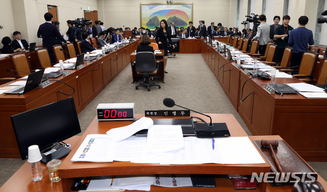 【서울=뉴시스】박영태 기자 = 12일 서울 영등포구 여의도 국회에서 열린 국회 정무위원회의 금융감독원 오후 국정감사에서 자유한국당 정무위원들의 민병두 정무위원장의 보좌관이 금융위원회 정책자문관으로 특별 채용된 것과 관련해 민 위원장의 사퇴를 촉구하는 정론관 기자회견에 대해 민주당 의원들이 자유한국당의 사과를 요구하며 오후 국정감사가 중단된 가운데 윤석헌 금감원장이 관계자들과 이야기를 나누고 있다. 2018.10.12.since1999@newsis.com