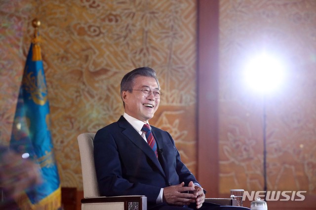 【서울=뉴시스】전신 기자 = 문재인 대통령이 12일 청와대에서 영국 BBC와 인터뷰하고 있다. 2018.10.12. (사진=청와대 제공) photo@newsis.com