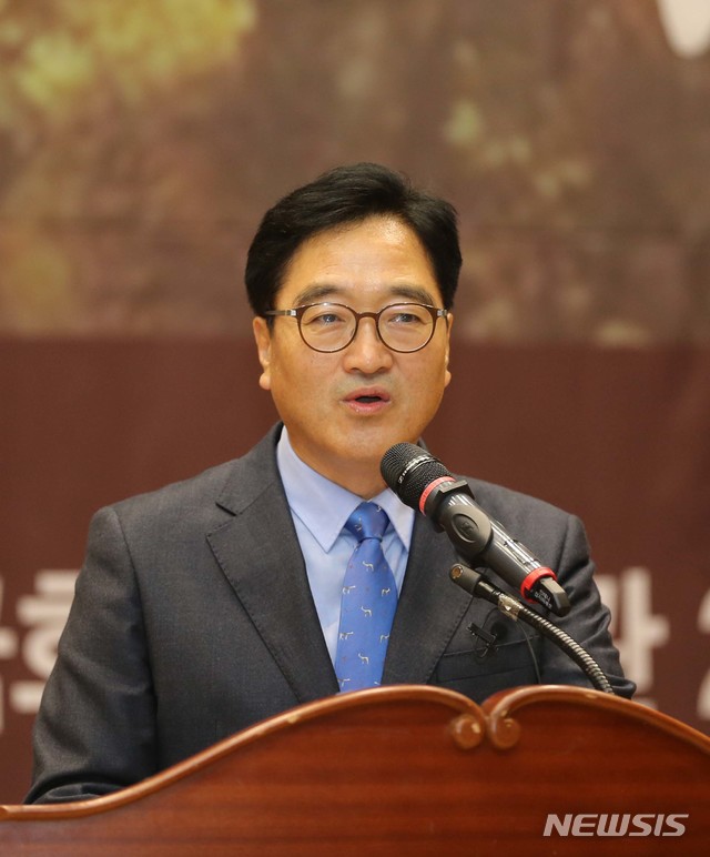 【서울=뉴시스】 12일 서울 영등포구 국회의원회관 대회의실에서 열린 홍범도 장군 탄생 150주년 기념행사에서 우원식 기념사업회 이사장이 기념사를 하고 있다. 2018.10.12. (사진=국가보훈처 제공)&nbsp; photo@newsis.com