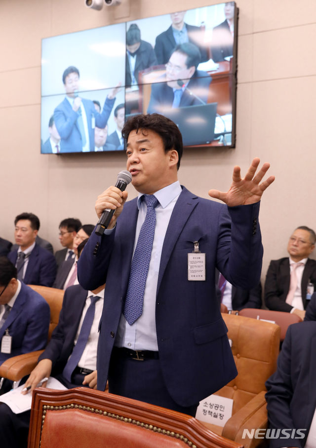 【서울=뉴시스】고승민 기자 = 12일 오후 서울 여의도 국회에서 열린 산업통상자원중소벤처기업위원회의 중소벤처기업부 국정감사에서 참고인으로 출석한 백종원 더본코리아 대표가 더불어민주당 백재현 의원 질의에 답하고 있다.2018.10.12. kkssmm99@newsis.com