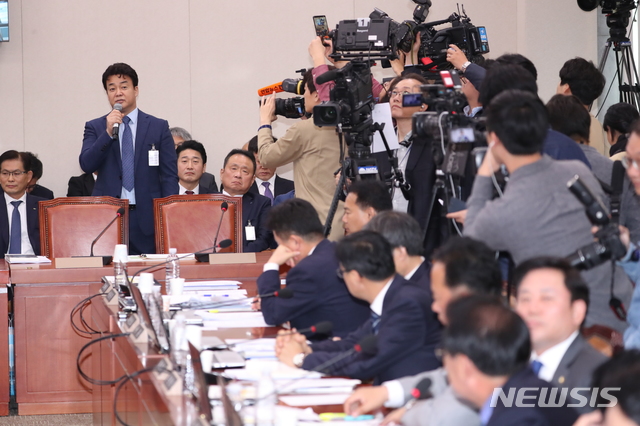 【서울=뉴시스】고승민 기자 = 12일 오후 서울 여의도 국회에서 열린 산업통상자원중소벤처기업위원회의 중소벤처기업부 국정감사에서 참고인으로 출석한 백종원 더본코리아 대표가 더불어민주당 백재현 의원 질의에 답하고 있다. 2018.10.12.&nbsp; kkssmm99@newsis.com 