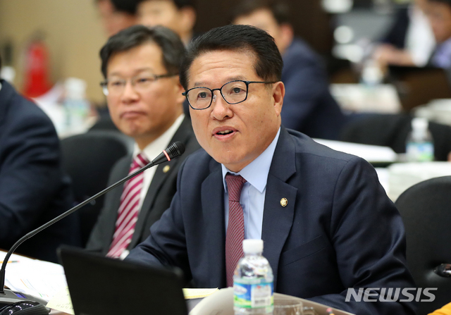 【전주=뉴시스】김얼 기자= 농림축산식품해양수산위원회 국정감사가 실시된 12일 전북 전주시 농촌진흥청 국정감사장에서 정운천 바른미래당 국회의원이 질의를 하고 있다. 2018.10.12pmkeul@newsis.com