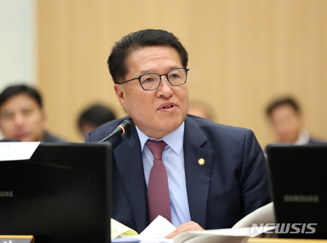 【전주=뉴시스】김얼 기자= 농림축산식품해양수산위원회 국정감사가 실시된 12일 전북 전주시 농촌진흥청 국정감사장에서 정운천 바른미래당 국회의원이 질의를 하고 있다. 2018.10.12pmkeul@newsis.com