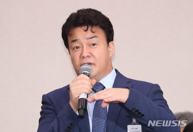 【서울=뉴시스】고승민 기자 = 12일 오후 서울 여의도 국회에서 열린 산업통상자원중소벤처기업위원회의 중소벤처기업부 국정감사에서 참고인으로 출석한 백종원 더본코리아 대표가 민주평화당 이용주 의원 질의에 답하고 있다. 2018.10.12. kkssmm99@newsis.com