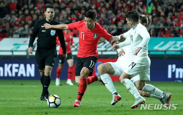 【서울=뉴시스】추상철 기자 = 12일 오후 서울 마포구 서울월드컵경기장에서 열린 축구 국가대표 평가전 한국과 우루과이의 경기. 황희찬이 돌파하고 있다. 2018.10.12. scchoo@newsis.com