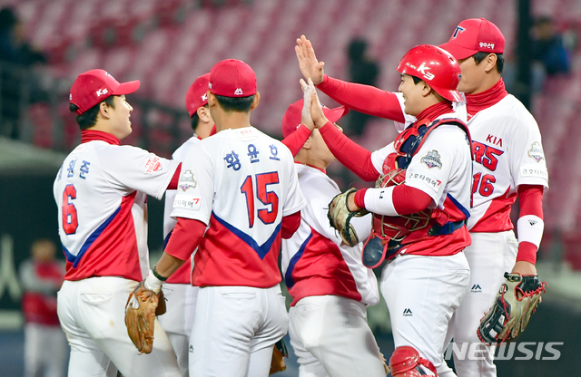 【광주=뉴시스】류형근 기자 = 12일 오후 광주 북구 광주-기아챔피언스필드에서 열린 2018프로야구 KIA 타이거즈 대 롯데 자이언츠의 경기, KIA가 롯데에 6-4 승리를 거둬 가을야구 진출을 확정지은 뒤 하이파이브 하고 있다.&nbsp; 2018.10.12. hgryu77@newsis.com