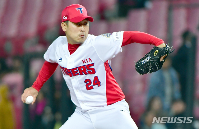 【광주=뉴시스】류형근 기자 = 12일 오후 광주 북구 광주-기아챔피언스필드에서 열린 2018프로야구 KIA 타이거즈 대 롯데 자이언츠의 경기, 9회초 1사 1, 2루에서 등판한 KIA 마무리 투수 윤석민이 역투하고 있다. 2018.10.12. hgryu77@newsis.com