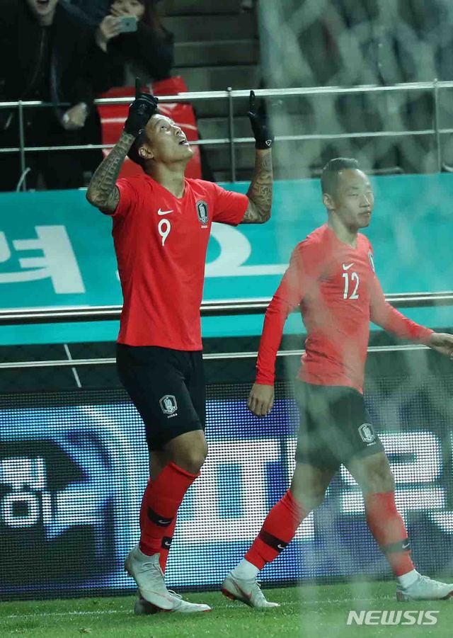 【서울=뉴시스】추상철 기자 = 12일 오후 서울 마포구 서울월드컵경기장에서 열린 축구 국가대표 평가전 한국과 우루과이의 경기. 정우영이 골을 넣자 석현준이 기뻐하고 있다. 2018.10.12. scchoo@newsis.com