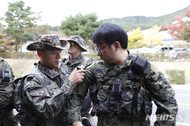 【서울=뉴시스】마일즈 장비가 장착된 전투조끼를 입고 있는 기자의 모습. 2018.10.14. (사진=대한민국 육군 제공) photo@newsis.com