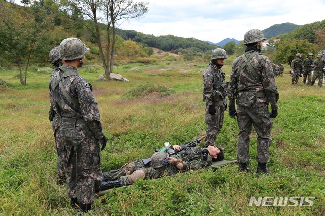 【서울=뉴시스】훈련 중 중상 또는 사망 판정을 받을 경우, 들것에 실려 나간다. 2018.10.14. (사진=대한민국 육군 제공) photo@newsis.com