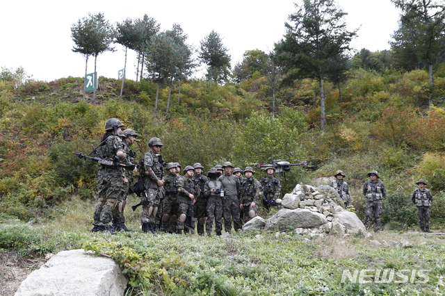 【서울=뉴시스】과학화 전투훈련에 앞서 정찰용 드론으로 전문 대항군의 위치를 파악하는 모습. 2018.10.14. (사진=대한민국 육군) photo@newsis.com