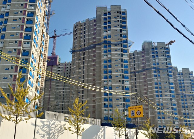 【천안=뉴시스】이종익 기자 = 충남 천안의 청당코오롱하늘채아파트 공사현장. 2018.10.13. 007news@newsis.com