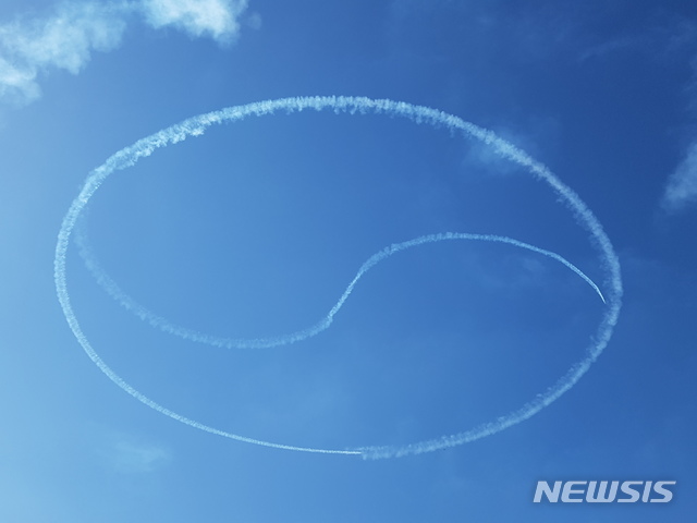 【춘천=뉴시스】한윤식 기자 = 13일 강원 춘천시 옛 캠프페이지 일대에서 열린 춘천지구전투 전승행사에서 공군 블랙이글팀이 화려한 에어쇼를 선보이고 있다. 2018.10.13.&nbsp; ysh@newsis.com