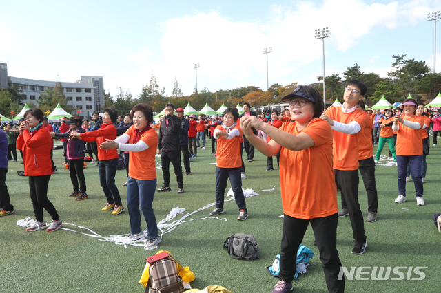 【울산=뉴시스】박일호 기자 = 13일 울산시 동구 서부시민운동장에서 '제20회 구민화합한마당 체육대회'가 열린 가운데 주민들이 경기에 앞서 몸을 풀고 있다. 2018.10.13. (사진=울산 동구 제공) photo@newsis.com