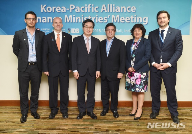 【서울=뉴시스】국제통화기금(IMF)·세계은행(WB) 연차총회 참석차 인도네시아 발리를 방문 중인 김동연 부총리 겸 기획재정부 장관이 13일(현지시간) 웨스틴호텔에서 '한-PA(태평양동맹) 재무장관 협의체 킥오프(Kick-off)회의'에 참석, 참석자들과 기념사진을 찍고 있다. 왼쪽부터 안드레스 파르도 콜롬비아 재무차관, 곤잘레스 아나야 멕시코 재무장관, 김동연 부총리, 모레노 IDB총재, 베띠 소테로 페루 재무차관, 프란시스코 모레노 칠레 재무차관.(사진=기획재정부 제공)