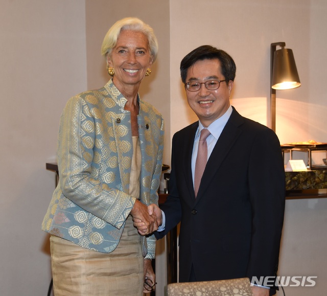 【서울=뉴시스】국제통화기금(IMF)·세계은행(WB) 연차총회 참석차 인도네시아 발리를 방문 중인 김동연 경제부총리 겸 기획재정부 장관이 13일(현지시간) 웨스틴호텔에서 크리스틴 라가르드 IMF총재와 면담에 앞서 악수하며 기념사진을 찍고 있다.(사진=기획재정부 제공)