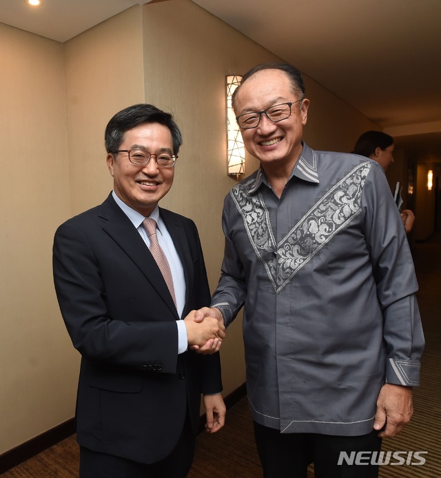 【서울=뉴시스】국제통화기금(IMF)·세계은행(WB) 연차총회 참석차 인도네시아 발리를 방문 중인 김동연 경제부총리 겸 기획재정부 장관이 13일(현지시간) 웨스틴호텔에서 김용 WB 총재와 면담에 앞서 악수하며 인사를 나누고 있다.(사진=기획재정부 제공)