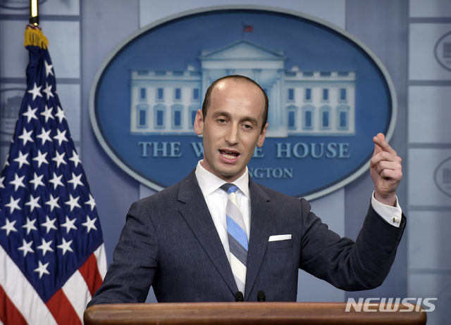 【워싱턴=AP/뉴시스】 스티븐 밀러 미 백악관 선임 정책고문(사진)이 도널드 트럼프 대통령에게 커스텐 닐슨 국토안보부 장관을 경질하도록 조언한 데 이어 국토안보부 수뇌부를 대거 교체하도록 하고 있다고 CNN이 8일(현지시간) 보도했다. 2019.04.08