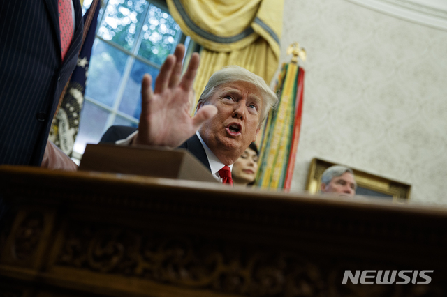 【워싱턴=AP/뉴시스】도널드 트럼프 미 대통령이 지난 11일 백악관 오벌 포피스에서 기자들과 이야기하고 있다. 트럼프 대통령은 13일 사우디아라비아 출신 언론인 자말 카쇼기의 실종과 관련해 사우디로의 무기 판매를 취소하는 것은 미국 스스로 자신을 처벌하는 것이 될 것이라고 말했다. 2018.10.14 