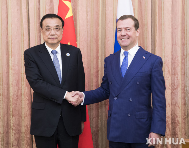 【두샨베=신화/뉴시스】 12일(현지시간) 타지키스탄 두샨베에서 열린 상하이협력기구(SCO) 정부 수반 회의에서 리커창(왼쪽) 중국 총리와 드미트리 메드베데프(오른쪽) 러시아 총리가 악수를 나누고 있다. 2018.10.13.