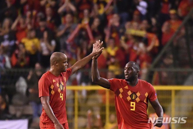 【브뤼셀=AP/뉴시스】루카쿠(오른쪽)와 콤파니.