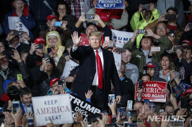 【레바논(미 오하이오주)=도널드 트럼프 대통령이 12일(현지시간) 오하이오주 선거지원 유세에서 공화당 지지자들에게 손들어 인사하고 있다. 2018.10.16