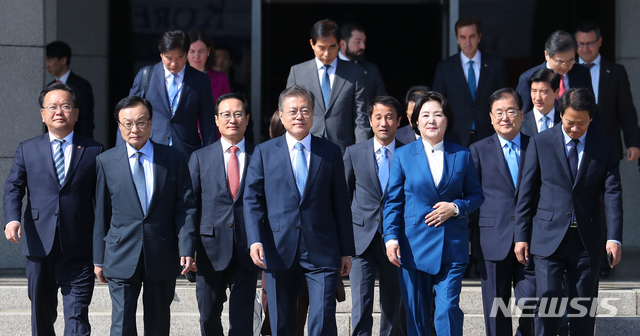 【성남=뉴시스】전신 기자 = 유럽 5개국 순방에 나서는 문재인 대통령과 부인 김정숙 여사가 13일 경기도 성남 서울공항에서 공군 1호기 탑승을 위해 이동하고 있다. 2018.10.13. photo1006@newsis.com