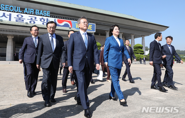 【성남=뉴시스】전신 기자 = 유럽 5개국 순방에 나서는 문재인 대통령과 부인 김정숙 여사가 13일 경기도 성남 서울공항에서 공군 1호기 탑승을 위해 이동하고 있다. 2018.10.13.&nbsp; photo1006@newsis.com 