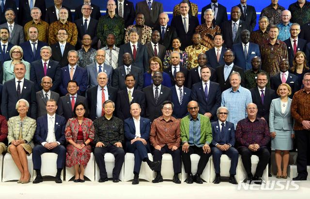 【서울=뉴시스】 추상철 기자 = 김동연(앞줄 왼쪽 여섯번째) 부총리 겸 기획재정부 장관이 13일(현지시각) 인도네시아 발리에서 열린 IMF/WB 연차총회에 참석해 IMFC(국제통화금융위원회) 공식 기념사진 촬영을 하고 있다. 2018.10.13. (사진 = 기획재정부 제공)photo@newsis.com