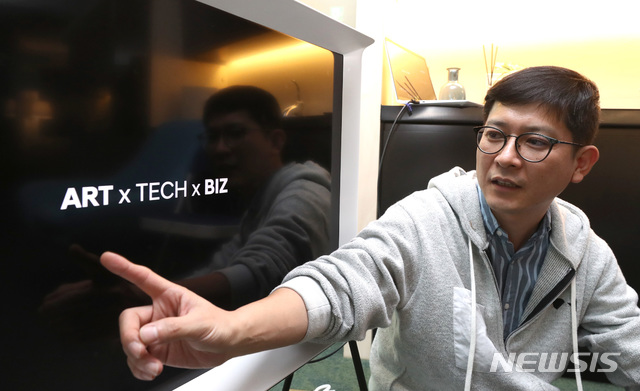 【서울=뉴시스】전진환 기자 = 현대자동차그룹 스타트업육성팀 최항집 부장이 11일 오후 서울 서초구 오픈이노베이션센터 제로원에서 오는 19일 '제로원데이'를 앞두고 뉴시스에 사전 공개, 설명하고 있다. 제로원(ZER01NE)은 2018년 3월 출범한 창의인재들의 놀이터로 다양한 분야의 아티스트부터, AI(인공지능), 로봇, 신소재, 전기차와 사회적 스타트업을 선발해 '제로원 액셀러레이터 펀드'의 자금 지원과, 작업 공간을 제공한다. 현대차그룹은 미래 혁신을 주도할 스타트업을 발굴·육성해 협업, 공동 개발 등을 통해 신성장 동력에 필요한 기술 내재화를 도모한다는 전략이다. 2018.10.14. amin2@newsis.com