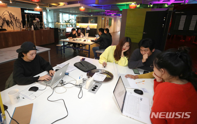 【서울=뉴시스】전진환 기자 = 현대자동차그룹이 11일 오후 뉴시스에 공개한 서울 서초구 오픈이노베이션센터 제로원에서 입주 스타트업 관계자들이 업무에 관해 토론하고 있다. 제로원(ZER01NE)은 2018년 3월 출범한 창의인재들의 놀이터로 다양한 분야의 아티스트부터, AI(인공지능), 로봇, 신소재, 전기차와 사회적 스타트업을 선발해 '제로원 액셀러레이터 펀드'의 자금 지원과, 작업 공간을 제공한다. 현대차그룹은 미래 혁신을 주도할 스타트업을 발굴·육성해 협업, 공동 개발 등을 통해 신성장 동력에 필요한 기술 내재화를 도모한다는 전략이다. 2018.10.14. amin2@newsis.com