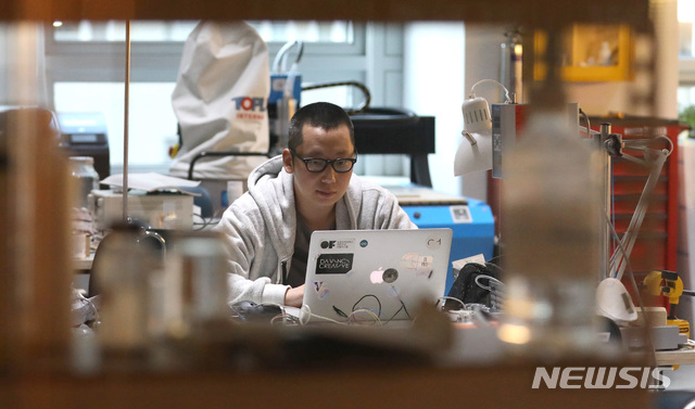 【서울=뉴시스】전진환 기자 = 현대자동차그룹이 11일 오후 뉴시스에 공개한 서울 서초구 오픈이노베이션센터 제로원에서 입주 스타트업 관계자가 작업에 열중하고 있다. 제로원(ZER01NE)은 2018년 3월 출범한 창의인재들의 놀이터로 다양한 분야의 아티스트부터, AI(인공지능), 로봇, 신소재, 전기차와 사회적 스타트업을 선발해 '제로원 액셀러레이터 펀드'의 자금 지원과, 작업 공간을 제공한다. 현대차그룹은 미래 혁신을 주도할 스타트업을 발굴·육성해 협업, 공동 개발 등을 통해 신성장 동력에 필요한 기술 내재화를 도모한다는 전략이다. 2018.10.14. amin2@newsis.com