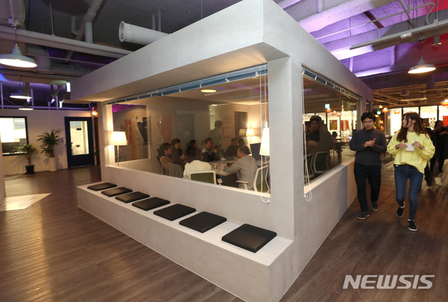 【서울=뉴시스】전진환 기자 = 현대자동차그룹이 11일 오후 뉴시스에 공개한 서울 서초구 오픈이노베이션센터 제로원에서 입주 스타트업 관계자들이 업무에 관해 토론하고 있다. 제로원(ZER01NE)은 2018년 3월 출범한 창의인재들의 놀이터로 다양한 분야의 아티스트부터, AI(인공지능), 로봇, 신소재, 전기차와 사회적 스타트업을 선발해 '제로원 액셀러레이터 펀드'의 자금 지원과, 작업 공간을 제공한다. 현대차그룹은 미래 혁신을 주도할 스타트업을 발굴·육성해 협업, 공동 개발 등을 통해 신성장 동력에 필요한 기술 내재화를 도모한다는 전략이다. 2018.10.14. amin2@newsis.com