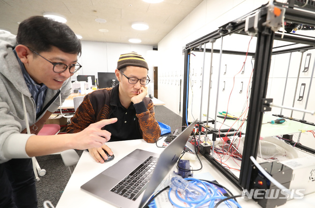 【서울=뉴시스】전진환 기자 = 현대자동차그룹이 11일 오후 뉴시스에 사전공개한 서울 서초구 오픈이노베이션센터 제로원에서 스타트업육성팀 최항집(왼쪽) 부장이 액상 3D 프린터를 개발중인 작가 현박과 대화하고 있다. 제로원(ZER01NE)은 2018년 3월 출범한 창의인재들의 놀이터로 다양한 분야의 아티스트부터, AI(인공지능), 로봇, 신소재, 전기차와 사회적 스타트업을 선발해 '제로원 액셀러레이터 펀드'의 자금 지원과, 작업 공간을 제공한다. 현대차그룹은 미래 혁신을 주도할 스타트업을 발굴·육성해 협업, 공동 개발 등을 통해 신성장 동력에 필요한 기술 내재화를 도모한다는 전략이다. 2018.10.14. amin2@newsis.com