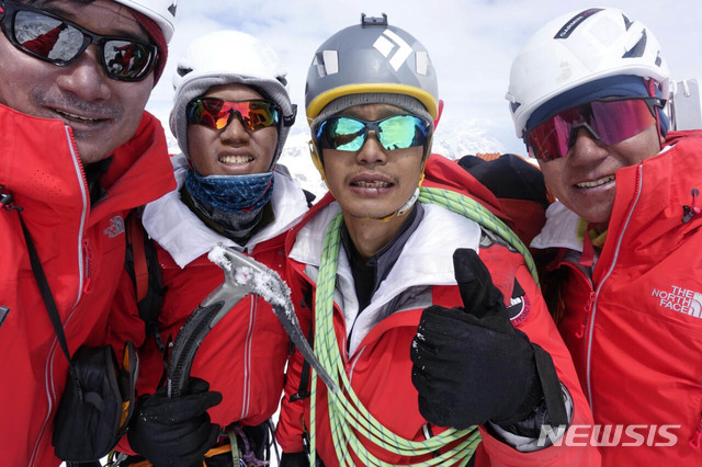 【서울=뉴시스】 추상철 기자 = 김창호 대장을 비롯한 '2018 코리안웨이 구르자히말 원정대' 대원 5명이 국내 최초로 무산소 히말라야산맥 구르자히말산을 등반하다 눈폭풍에 휩쓸려 숨졌다고 네팔 현지 언론인 히말라얀타임스가 보도했다. 사진은 노스페이스 후원 ‘2017 코리안 웨이 인도 원정대’의 등반 모습. 김창호(왼쪽부터) 원정대장, 구교정 대원, 이재훈 대원, 안치영 대원) . 2018.10.13. (사진 = 노스페이스 제공) photo@newsis.com
