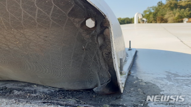 구멍 뚫린 외부 화기 차단 방지망.(사진=고양경찰서 제공)