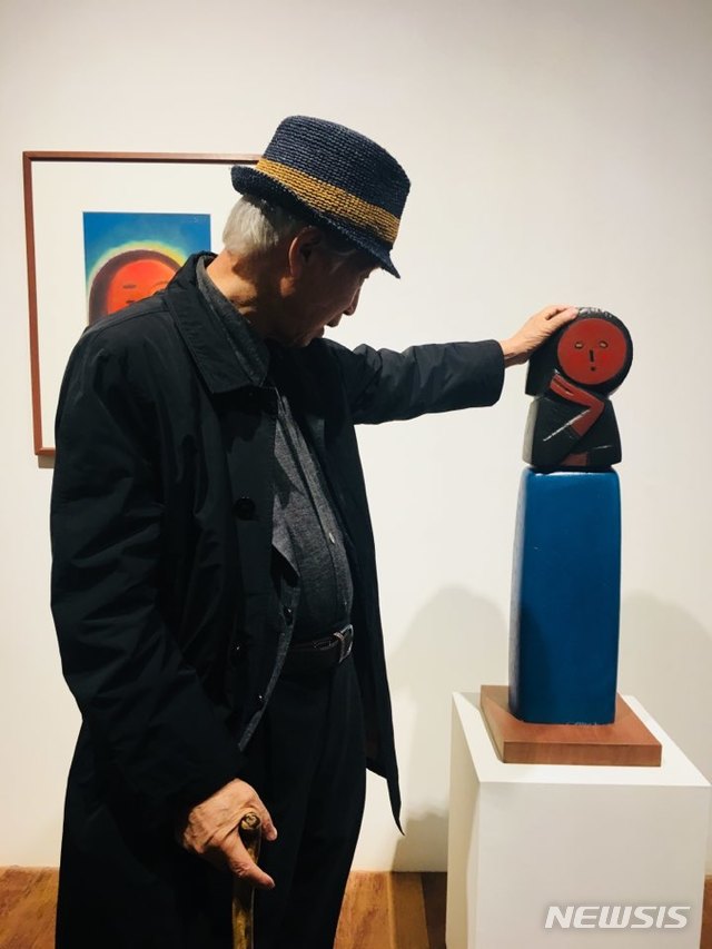 【서울=뉴시스】 박현주 미술전문기자 = 조각가 최종태가 슬픔을 벗어나 모든 것을 초탈한 듯한 반가사유상같은 조각에 다가서고 싶었다며 자신이 조각한 여인상을 만져보고 있다.