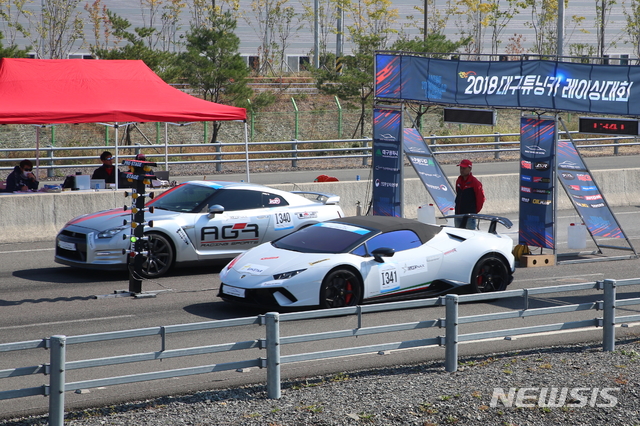【대구=뉴시스】정창오 기자 = 지난해 10월 14일 대구시 달성군 구지면에 위치한 지능형자동차부품 시험장에서 ‘2018 대구 튜닝카 레이싱 대회’가 열리고 있는 모습이다. 본선대회에 오른 선수 차량이 출발하고 있다. 뉴시스DB. 2019.09.20. photo@newsis.com