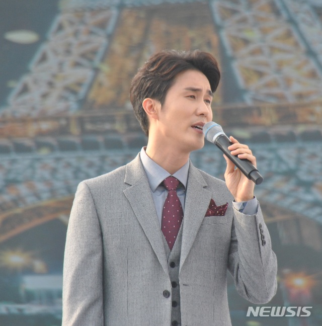 【칠곡=뉴시스】박홍식 기자 = 14일 경북 칠곡군 칠곡보 생태공원에서 열린 '제6회 낙동강세계평화문화대축전' 지구촌 한가족 페스티벌에서 트로트 가수 신유가 자신의 히트곡 '꽃물'을 열창하고 있다. 2018.10.14 phs6431@newsis.com