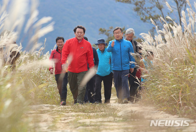 【밀양=뉴시스】김기진 기자 =13일 경남 밀양시 단장면 구천리 재약산 옛 고사리분교에서 박일호(우측) 밀양시장 등 관계자들이 ‘재약산 사자평 생태탐방 행사’를 갖고 있다. 2018.10.14. (사진=밀양시 제공) photo@newsis.com