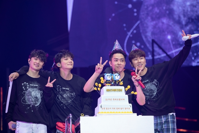 [리뷰] 강성훈 빠진 젝스키스 "지금 여기 우리면 돼요" 