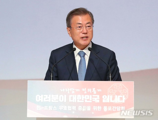 【파리=뉴시스】전신 기자 = 문재인 대통령이 13일(현지시간) 프랑스 파리 메종 드 라 뮤투알리테에서 열린 동포간담회에서 인사말하고 있다. 2018.10.14. photo1006@newsis.com