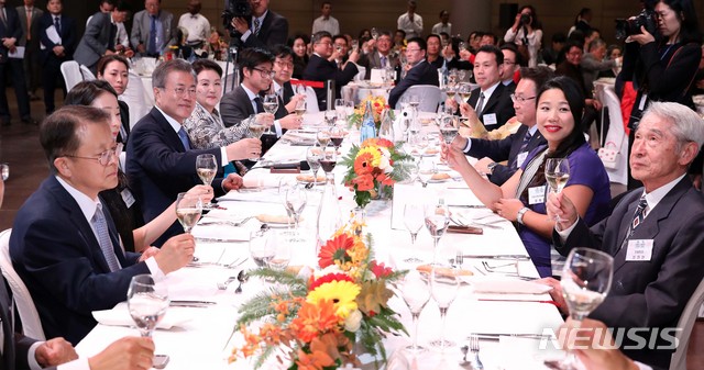 【파리=뉴시스】전신 기자 = 문재인 대통령과 부인 김정숙 여사가 13일(현지시간) 프랑스 파리 메종 드 라 뮤투알리테에서 열린 동포간담회에서 건배하고 있다. 2018.10.14. photo1006@newsis.com